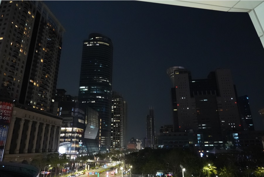 新北市政府、台灣青年氣候聯盟及歐萊德國際股份有限公司共同響應地球關燈1小時活動。 圖：新北市環保局提供