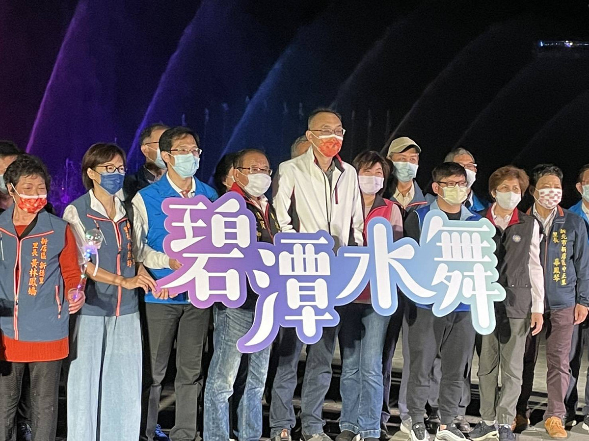副市長謝政達（中、最高者）主持碧潭水舞秀啟用。 圖：新北市觀旅局提供