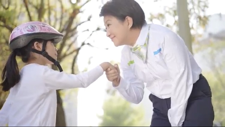 影片中市長盧秀燕鼓勵學自行車的小女孩。 圖 : 台中市政府/提供