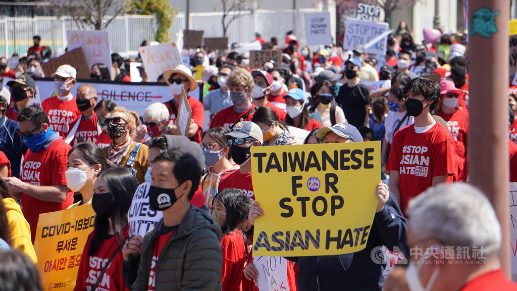 亞特蘭大槍擊案後，洛杉磯韓國城27日數百人上街遊行，反對仇恨亞裔。台灣僑民吳兆峯（Ken Wu）說，30多年來第一次看到亞裔大團結。 圖/中央社