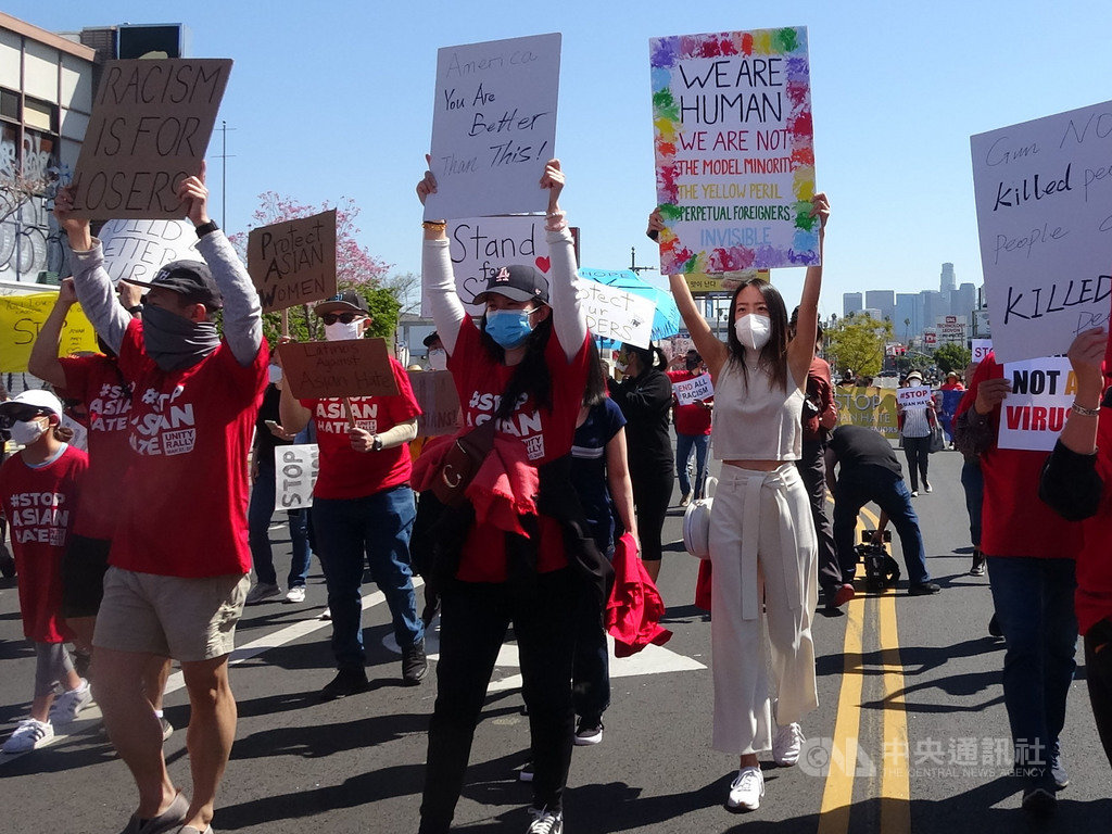 洛杉磯韓國城27日數百人集結，抗議仇恨亞裔事件增多。年輕人手拿標語為亞裔發聲，反對不人道標籤。 圖/中央社