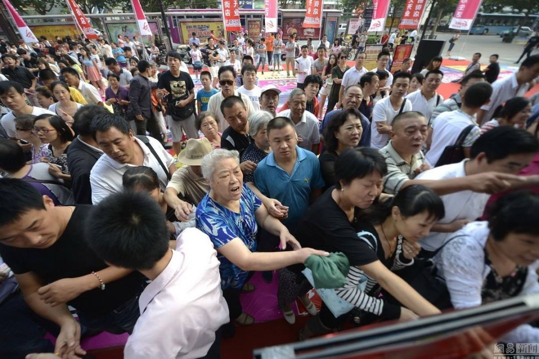 中國「大爺大媽」貪小便宜行徑，從廉價的蔬菜、雞蛋、礦泉水等，擴大到了座位、地盤，以及任何看似讓人有機可乘的公共資源。 圖：翻攝自網路（示意圖）