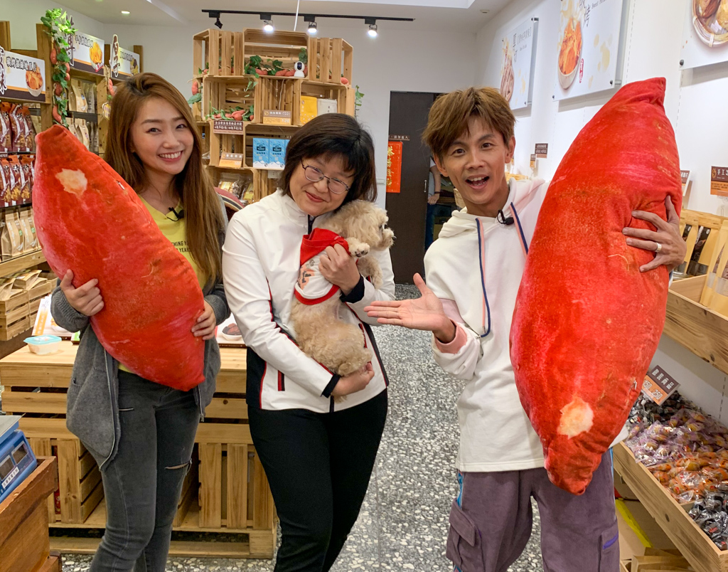 經濟發展局長何怡明攜手「鬧著玩」團隊推廣青春山海線。 圖：新北市經發局 / 提供