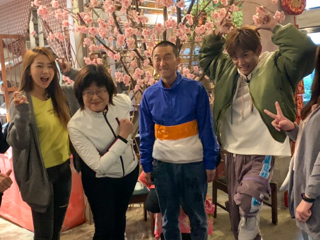 4月5日前到「來趣新北金發局」FB搜尋「#青春山海線」貼文，完成任務，可以抽「鬧著玩」主持人浩子、阿翔、永烈、Jessie的簽名照。 圖：新北市經發局 / 提供