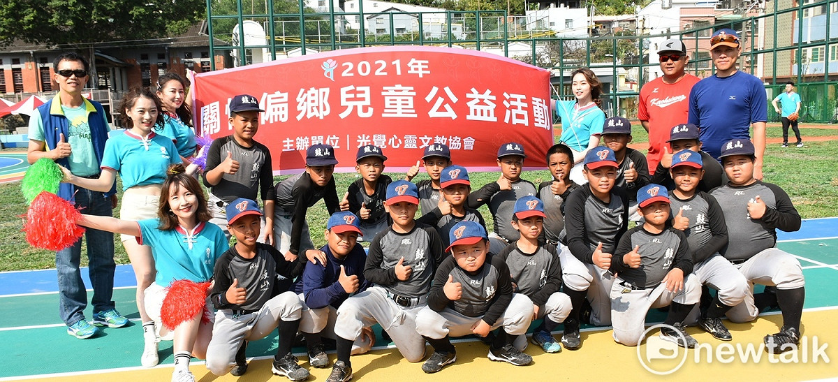 光覺心靈文教協會送愛給鼓山國小棒球隊。 圖：孫家銘 / 攝