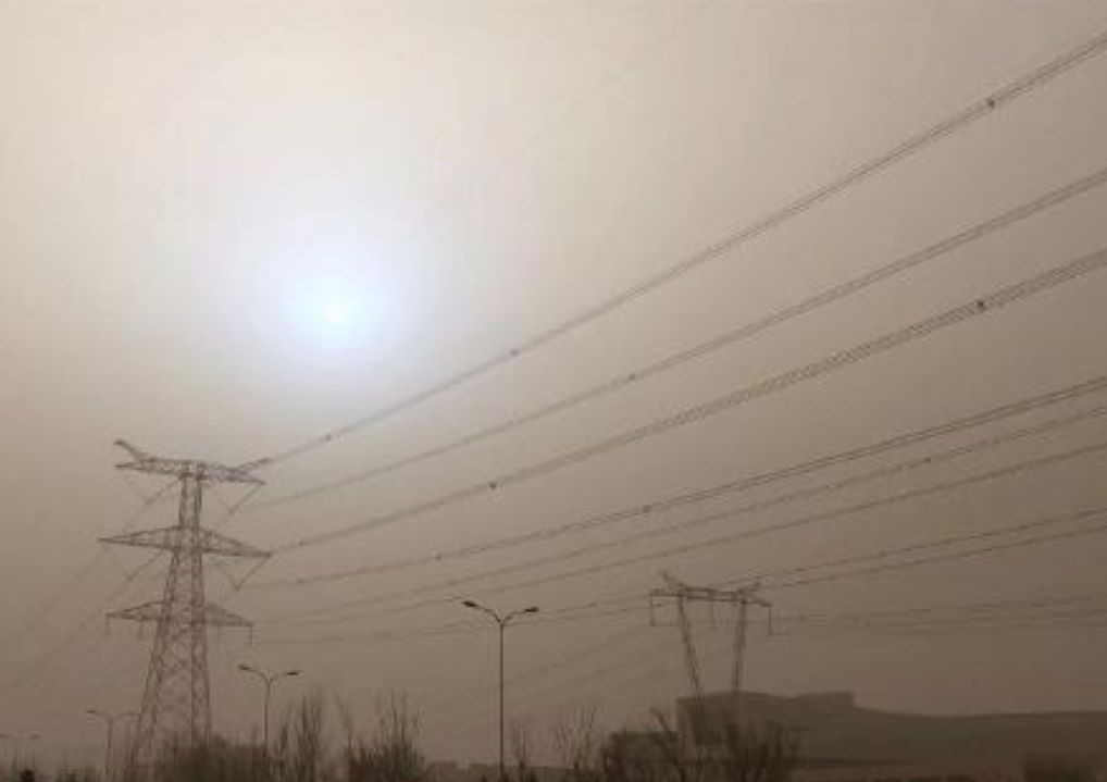 中國北京今日再現沙塵暴，空氣品質極差，有媒體卻反將焦點放在藍太陽身上，喜報消息，引起外界議論。 圖：翻攝自微博