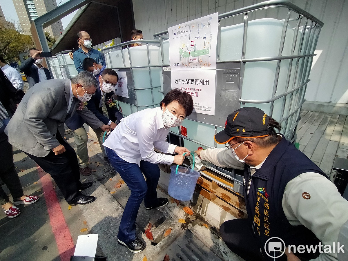 台中市長盧秀燕在工地示範取水。 唐復年/攝