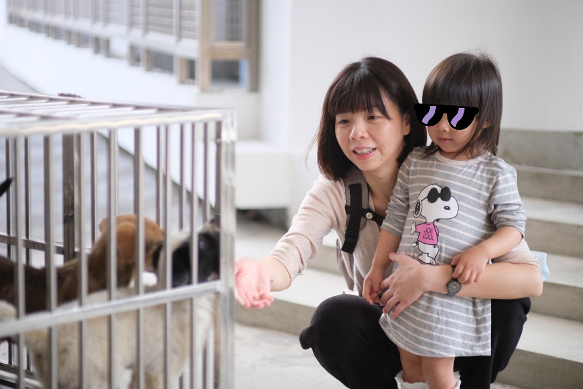 洪慈庸帶女兒參觀后里動物之家。 取自洪慈庸臉書