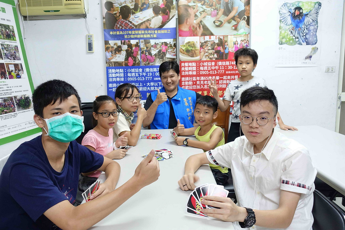 桌遊風氣盛行，七年級的新店小城里長郭仁澤也開設桌遊班邀玩家授課教學。 圖：新北市民政局提供