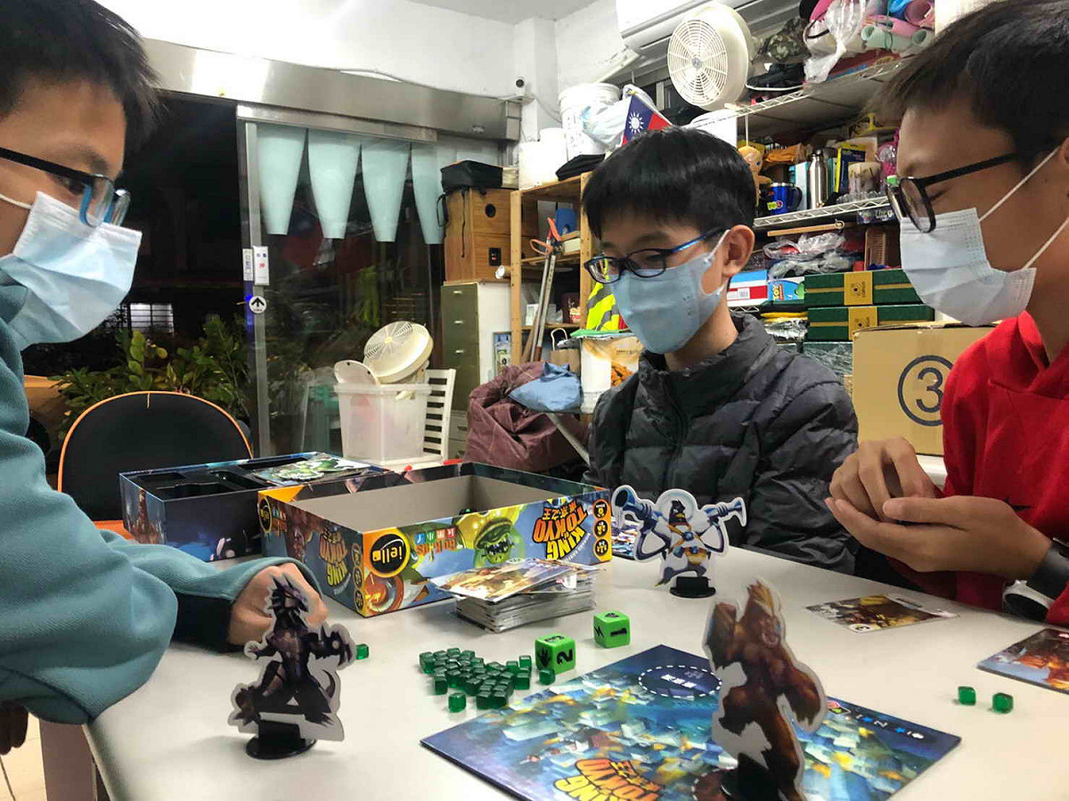 課間桌遊器材多不勝數，非常吸引孩子目光，孩子們相互作伴在遊戲中成長。 圖：新北市民政局提供