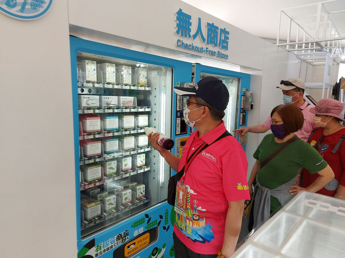 民眾參觀無人商店新北市農友選購商品。 圖：新北市農業局提供