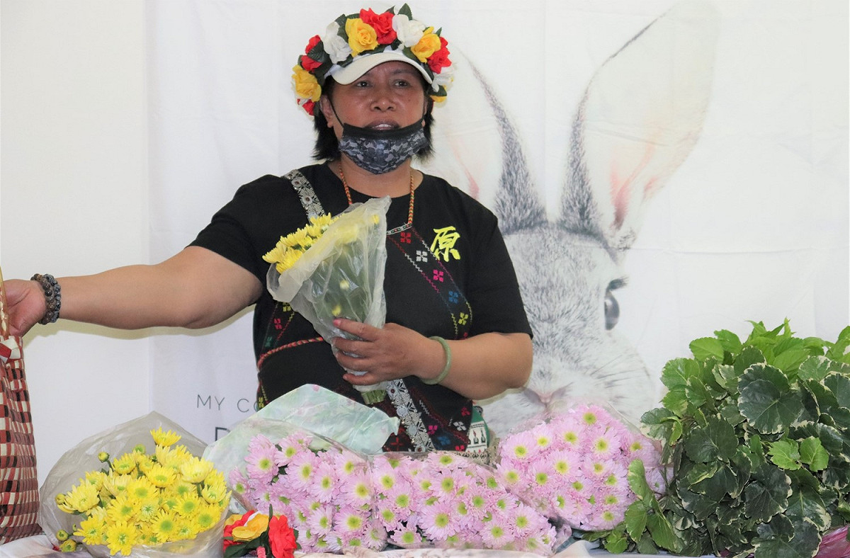 新北市卑南族發展協會理事長陳招美擔任一日書屋老師，特別準備新鮮花朵當做教材，十分用心。 圖：新北市原民局提供
