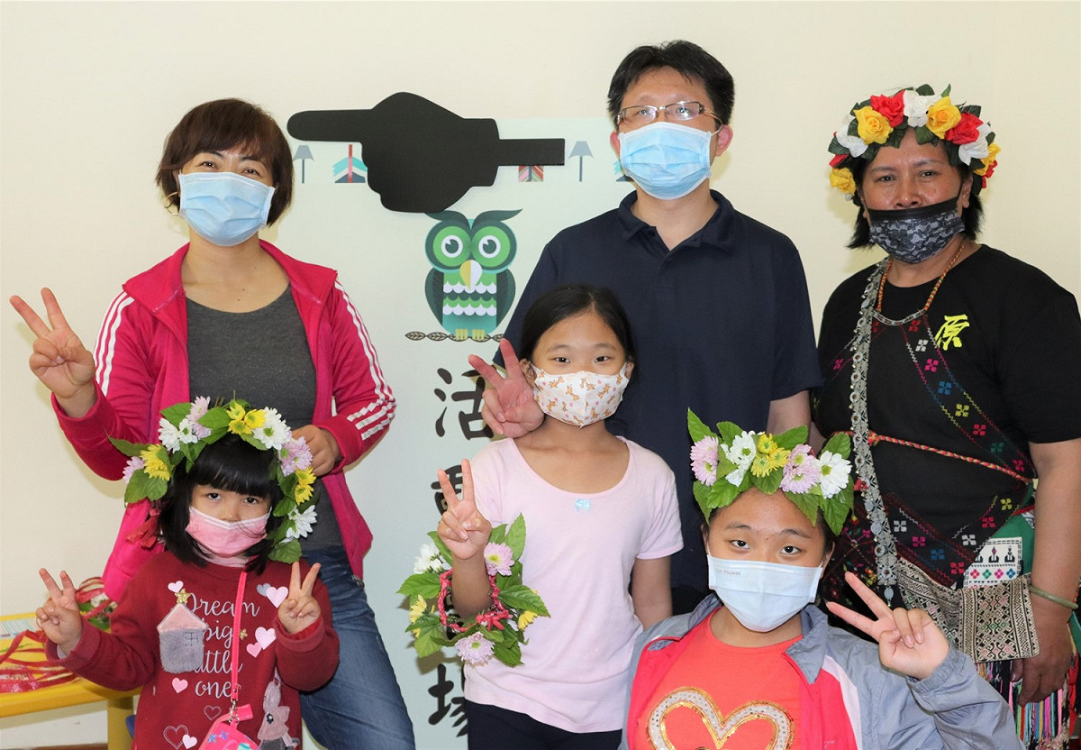 林口族語書屋3月27日試營運，「祈福榮耀-原住民花環」活動後劉爸爸(右二)說一定要合影留念，表示活動有趣又能學到原住民族文化。 圖：新北市原民局提供