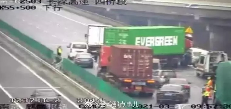中國微博27日傳出，一輛載著長榮貨櫃的卡車發生了事故，整輛橫著停放在高速公路上。 圖：翻攝微博
