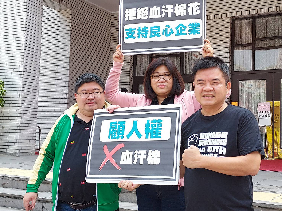 莊瑞雄(右)特別製作挺維吾爾族的衣服，表達其支持。 圖:陳佩君/攝