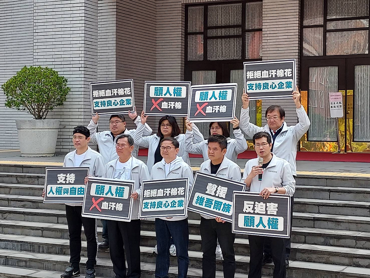 9英系立委穿英系夾克，夾克裡則穿著被中國抵制的品牌。 圖:陳佩君/攝