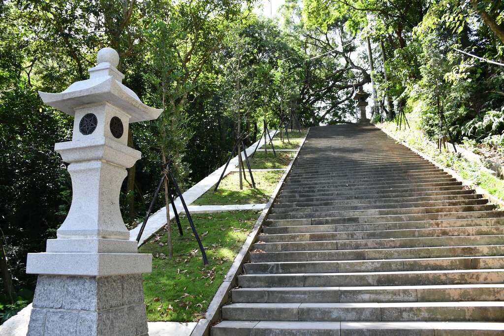 石燈籠經復舊後為步道增添風味。 圖：取自台北旅遊網