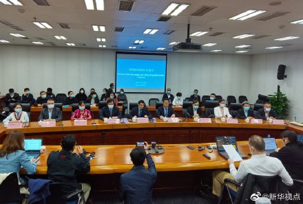 中國外交部今（29日）協新疆自治區召開涉疆問題新聞發佈會，向H&amp;M等品牌喊話，望「擦亮眼睛、明辨是非」。 圖：翻攝自新華觀點微博