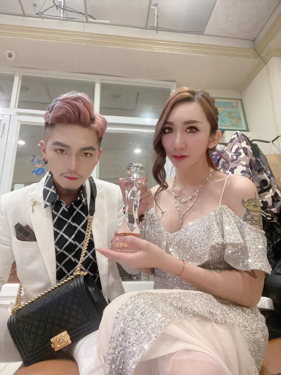 罔腰和前男友分手後仍同進同出，動態成為網友關注焦點。 圖：翻攝自罔腰臉書