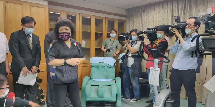 立法院司法及法制委員會召委、國民黨立委葉毓蘭今天安排考察立法院台北、大安會館維修管理現況。 圖：翻攝葉毓蘭臉書直播