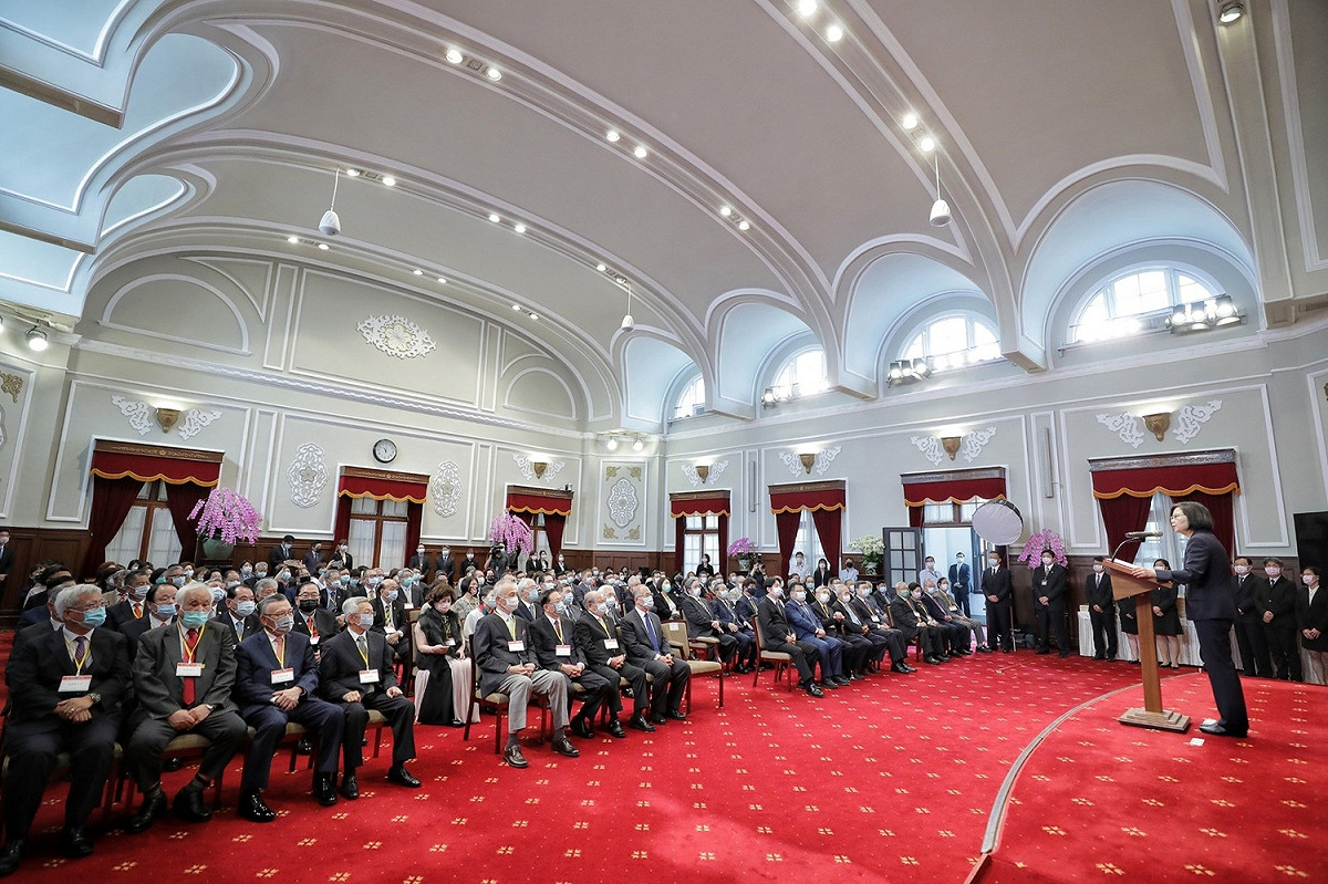 總統蔡英文29日邀請77位總統府資政與國策顧問 圖：總統府提供
