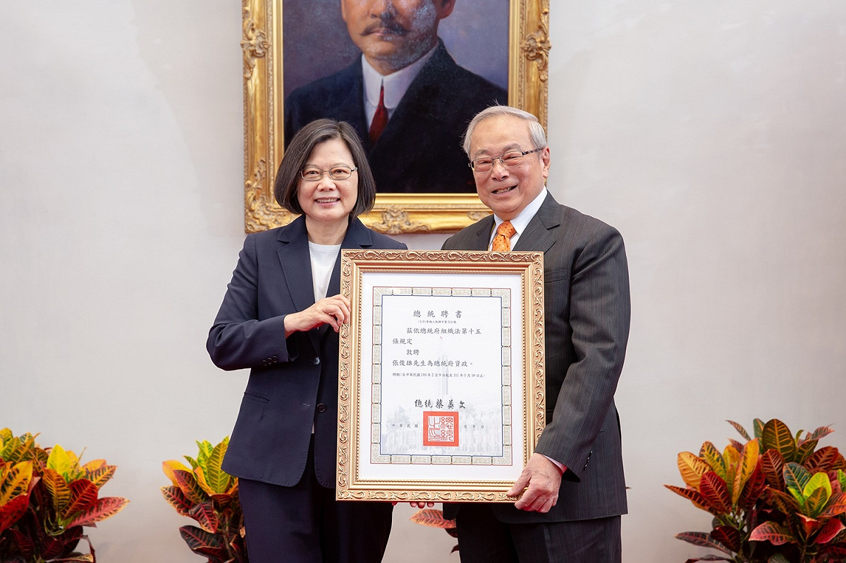 總統蔡英文贈送聘書給總統府資政張俊雄 圖：總統府提供