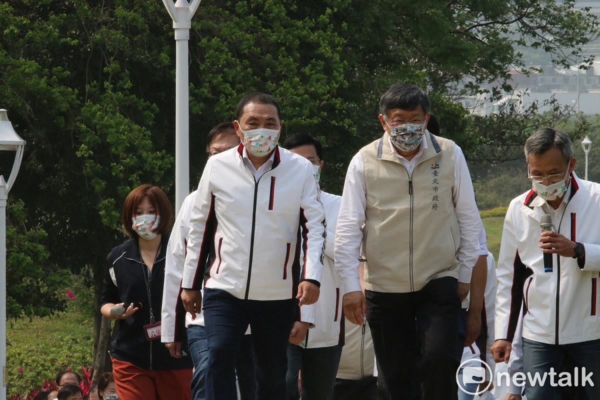 雙北論壇今登場，今天於新北市五股區的原五股垃圾山、現更名為五股夏綠地舉行，新北市長侯友宜（左）、台北市長柯文哲一起視察。 圖：周煊惠 / 攝