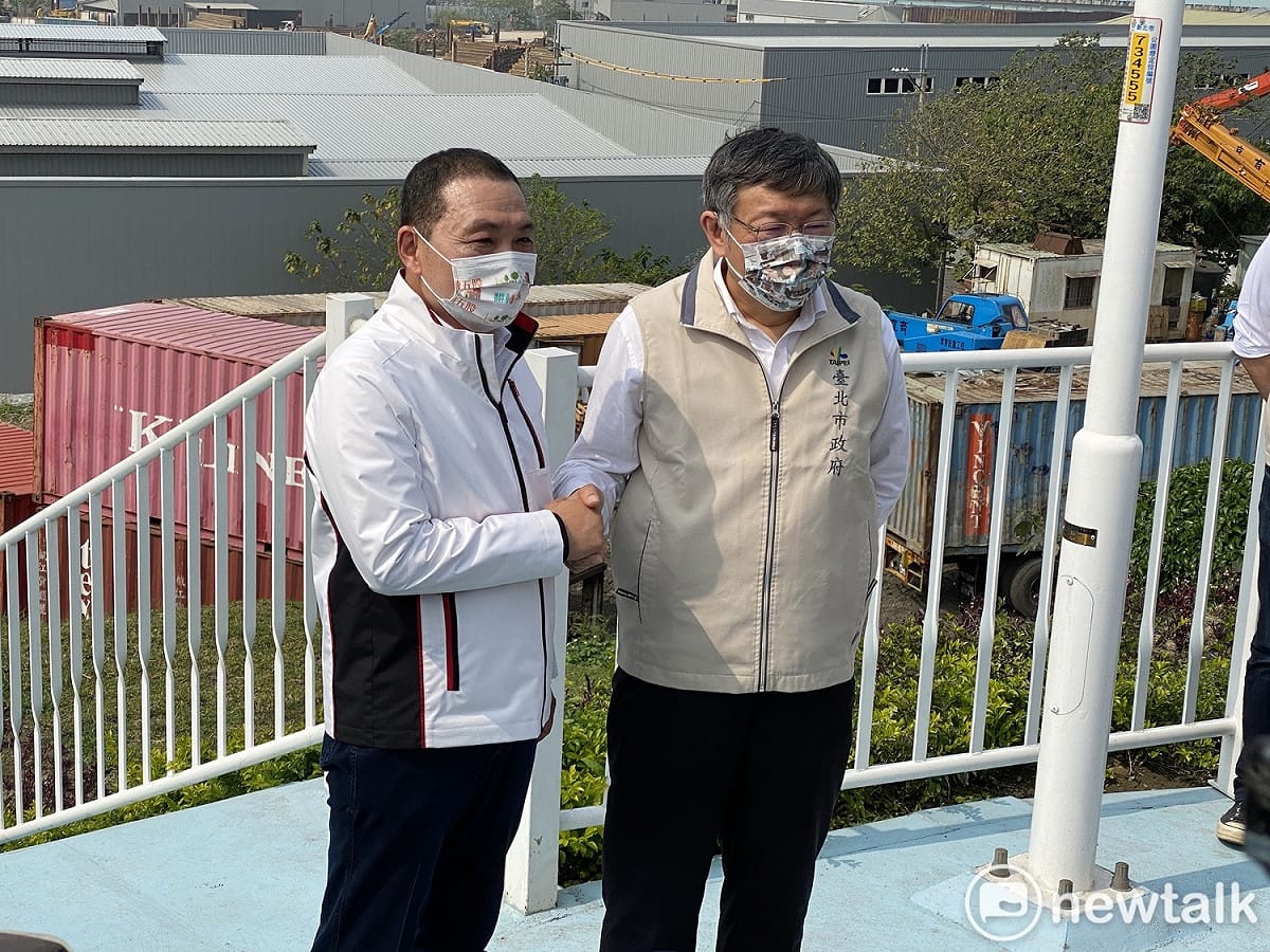 台北市長柯文哲（右）、新北市長侯友宜（左）握手。 圖：周煊惠 / 攝