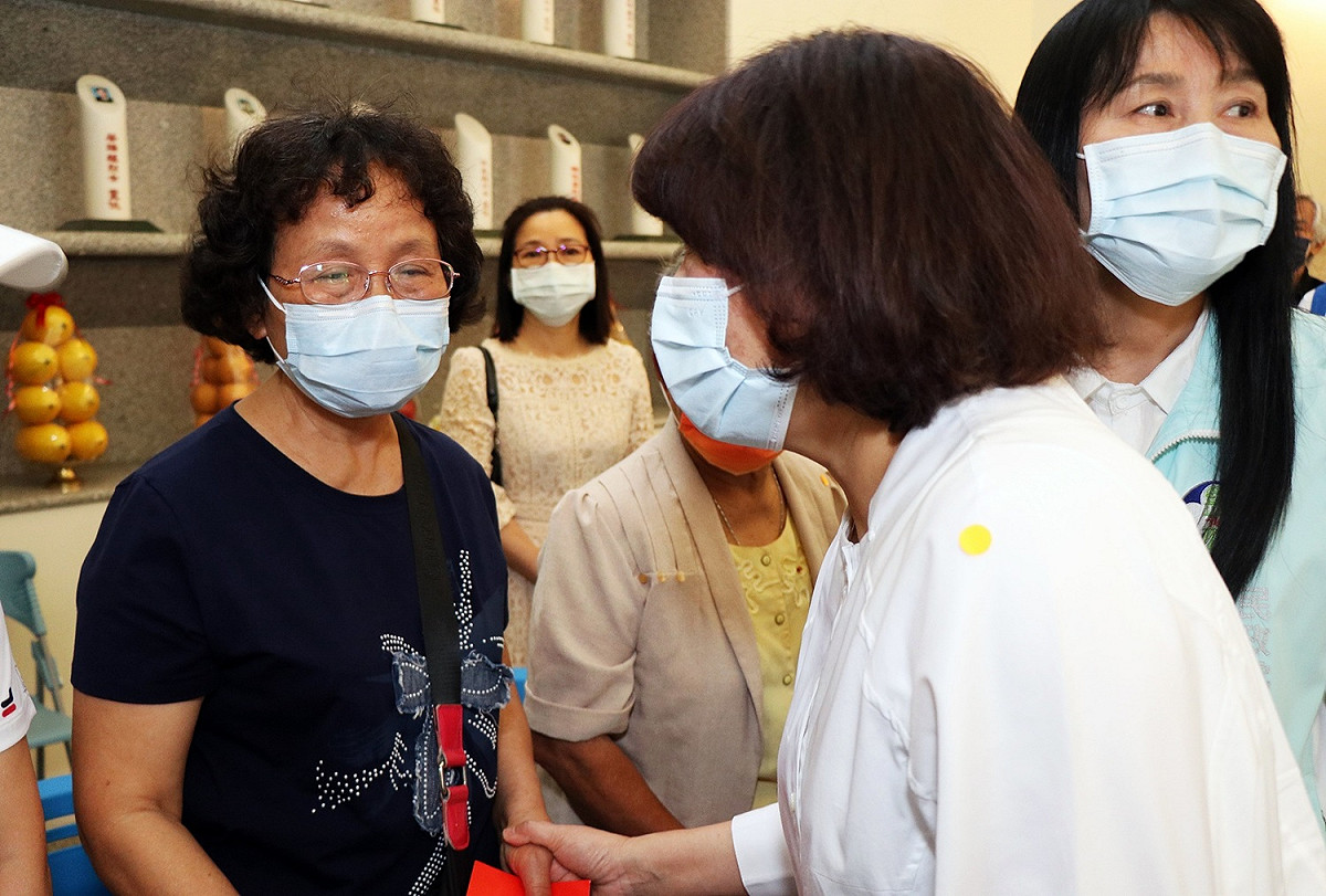 嘉義市長黃敏惠慰問李承翰的母親張秀珍。 圖：嘉義市政府/提供