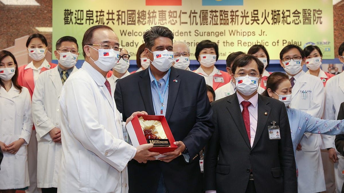 帛琉總統到新光醫院健檢，並與新光醫院院長侯勝茂合照。 圖：新光醫院/提供