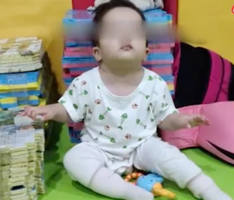 重慶黃姓民眾指，女兒寒寒食用金大洋貝兒康超级舒氨基酸配方奶粉後，3歲半了還不能坐穩。 圖：翻攝自微博