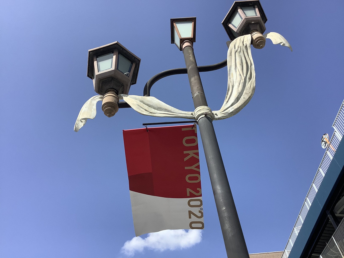 日本的東奧旗幟從去年起掛在東京大街小巷一年多了，但聖火不叫停，或許東奧臨時會叫停。 圖：劉黎兒/攝影