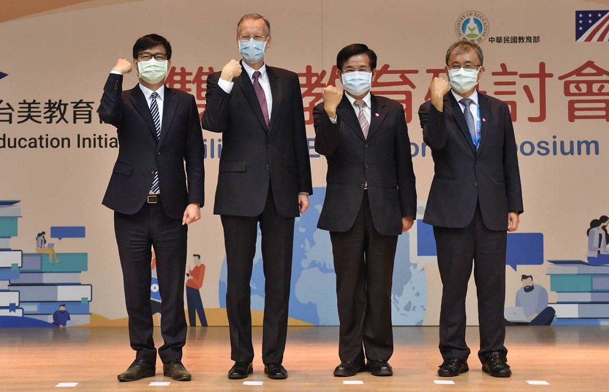 陳其邁、酈英傑、潘文忠、中山大學校長鄭英耀。(左至右) 圖:高雄市政府/提供