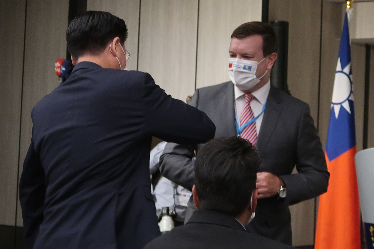 美國駐帛琉大使倪約翰（H.E. Amb. John Hennessey-Niland）與吳釗燮打招呼 圖：林朝億/攝