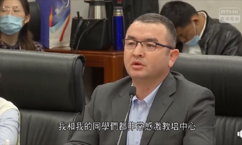 新疆教培中心結業學員塔黑日江表示，感激中心去除自己的宗教極端思想，恢復正常生活。 圖：翻攝香港電台臉書