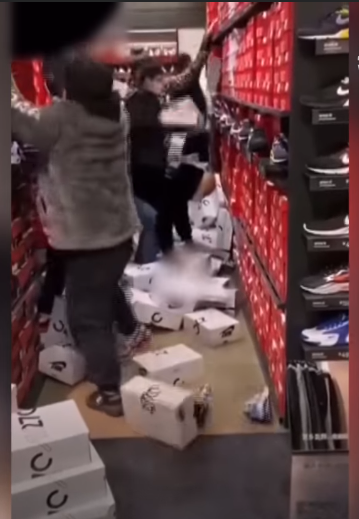 網路上流傳著中國幾家NIKE門市推出折扣活動，吸引大批民眾入店瘋搶的景象。 圖：翻攝自自由亞洲電台臉書