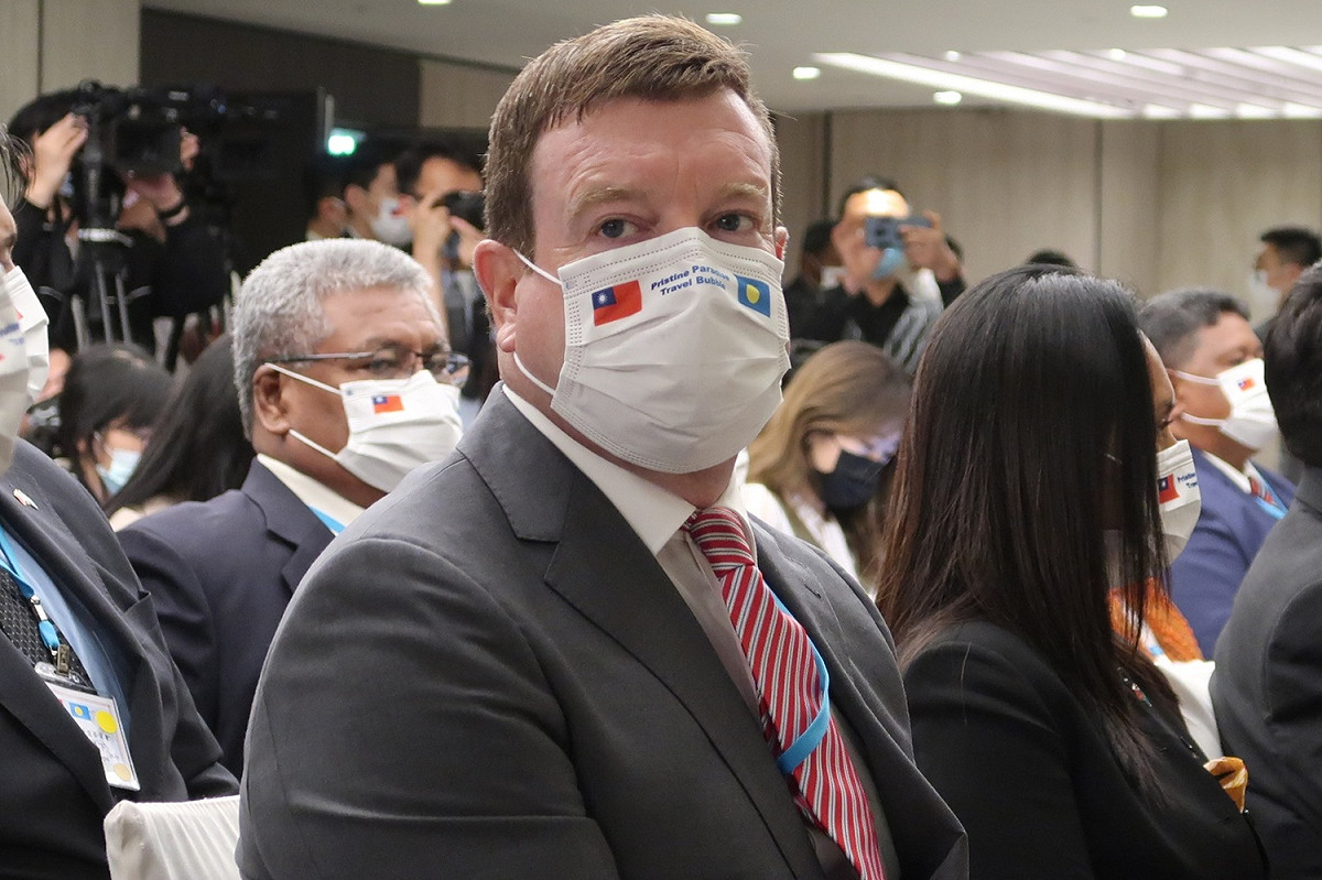美國駐帛琉大使倪約翰（H.E. Amb. John Hennessey-Niland）戴著口罩上面有清楚的帛琉與台灣國旗 圖：林朝億/攝