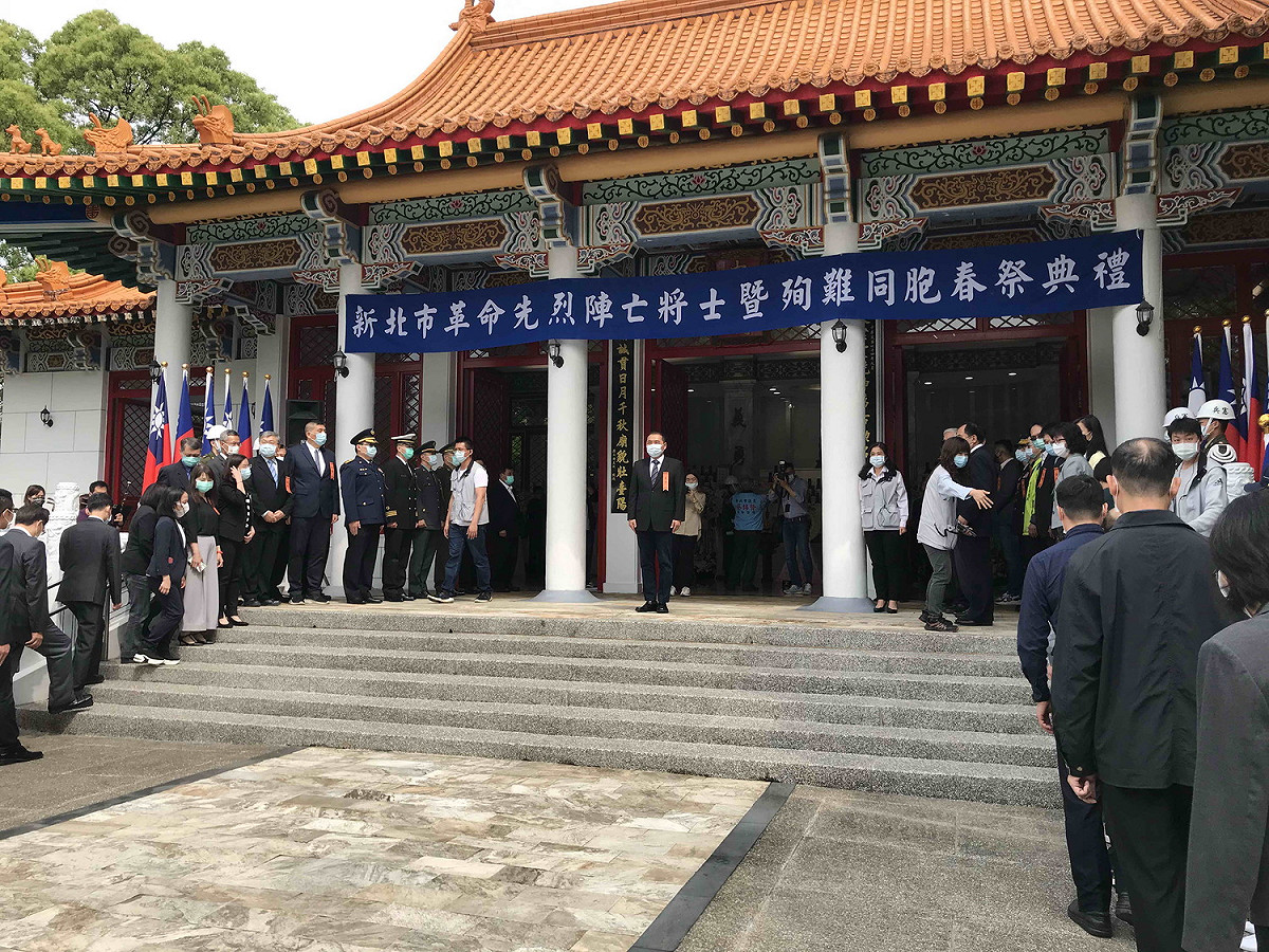 新北忠烈祠春祭現場包括新北市議會、市府各機關、軍方等代表與烈士、義士家屬共計約 300餘人。 圖：新北市民政局提供