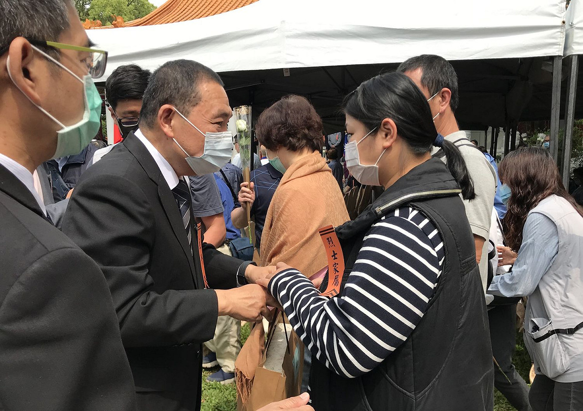侯友宜慰問家屬代表，表達關懷與感謝，肯定烈、義士英勇行為長存國人心中。 圖：新北市民政局提供