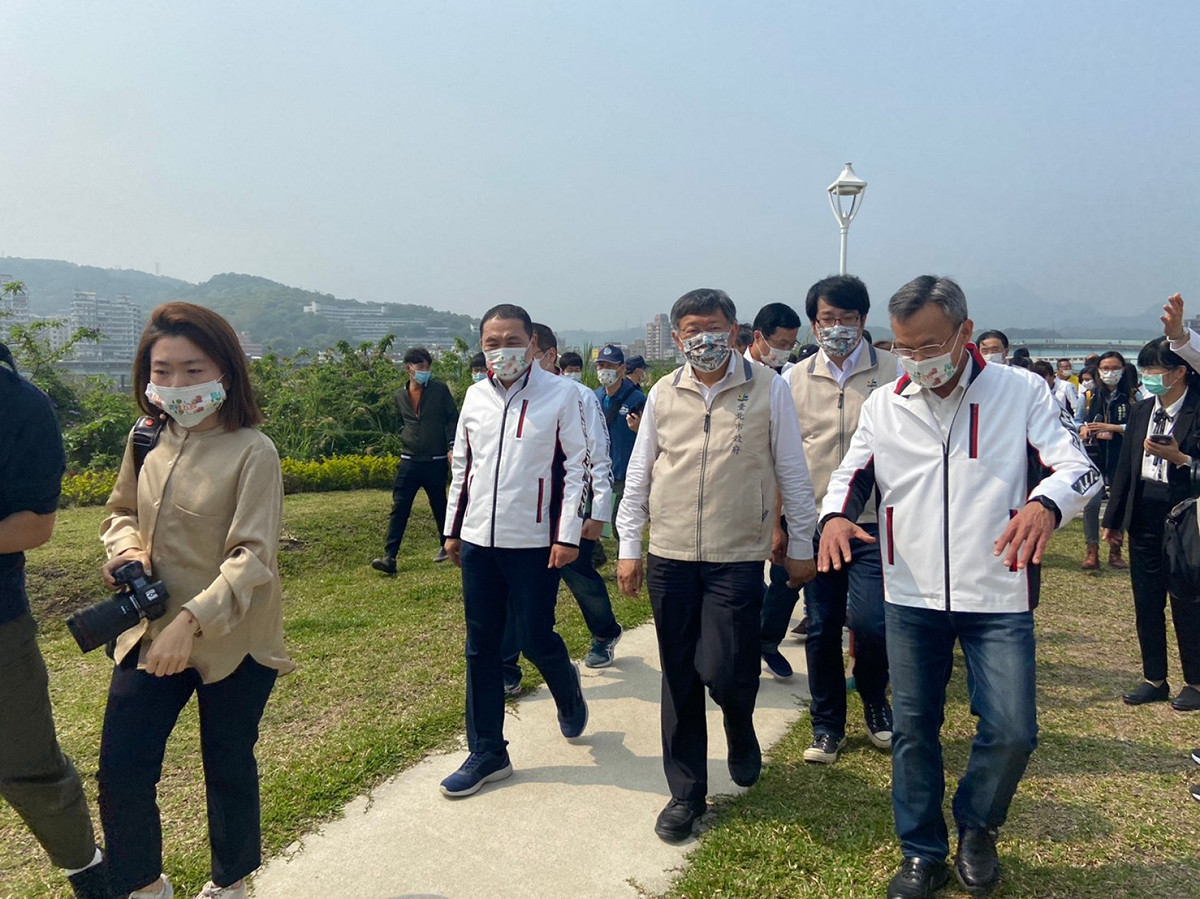 台北市柯市長率領北市府團隊參訪五股夏綠地。 圖：新北市研考會提供