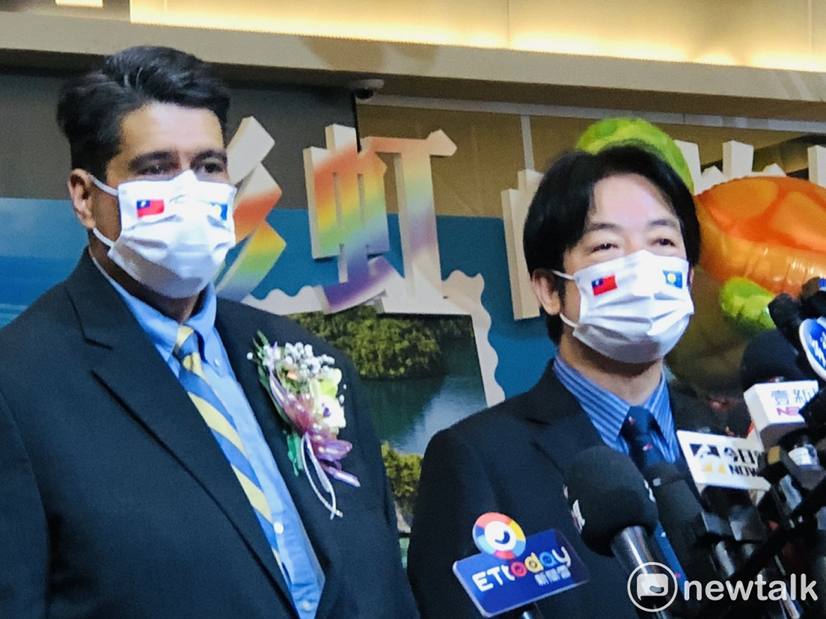 副總統賴清德（左）今（30）天和帛琉總統惠恕仁共同出席「帛台旅遊泡泡啟動剪綵活動」後受訪。 圖：謝莉慧/攝
