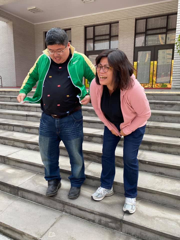 蔡易餘費了好大一番功夫才將外套拉鍊拉上，讓王美惠笑彎了腰。 圖：擷取自王美惠臉書
