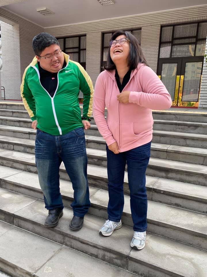 蔡易餘與王美惠憋氣再憋氣，終於勉強拉上拉鍊。 圖：擷取自王美惠臉書