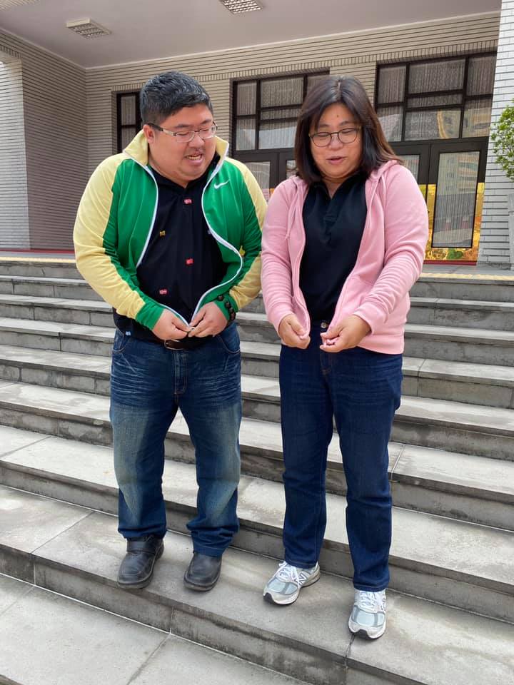 蔡易餘與王美惠穿上Nike外套，卻發現不合身，拉不上拉鍊。 圖：擷取自王美惠臉書