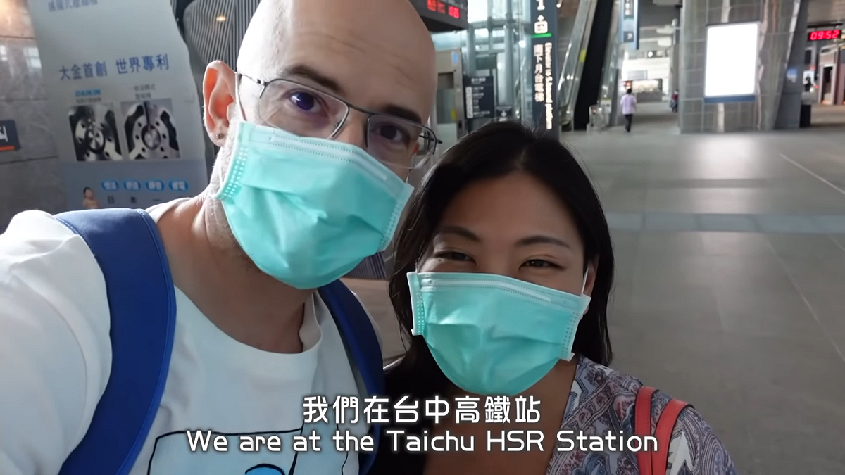 吳鳳和老婆體驗台中捷運試乘，大讚便利又好玩。 圖：翻攝自吳鳳YouTube