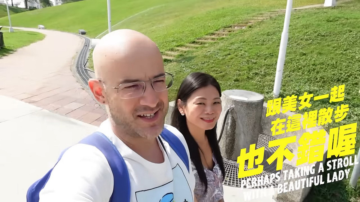 吳鳳和老婆體驗台中捷運試乘，大讚便利又好玩。 圖：翻攝自吳鳳YouTube