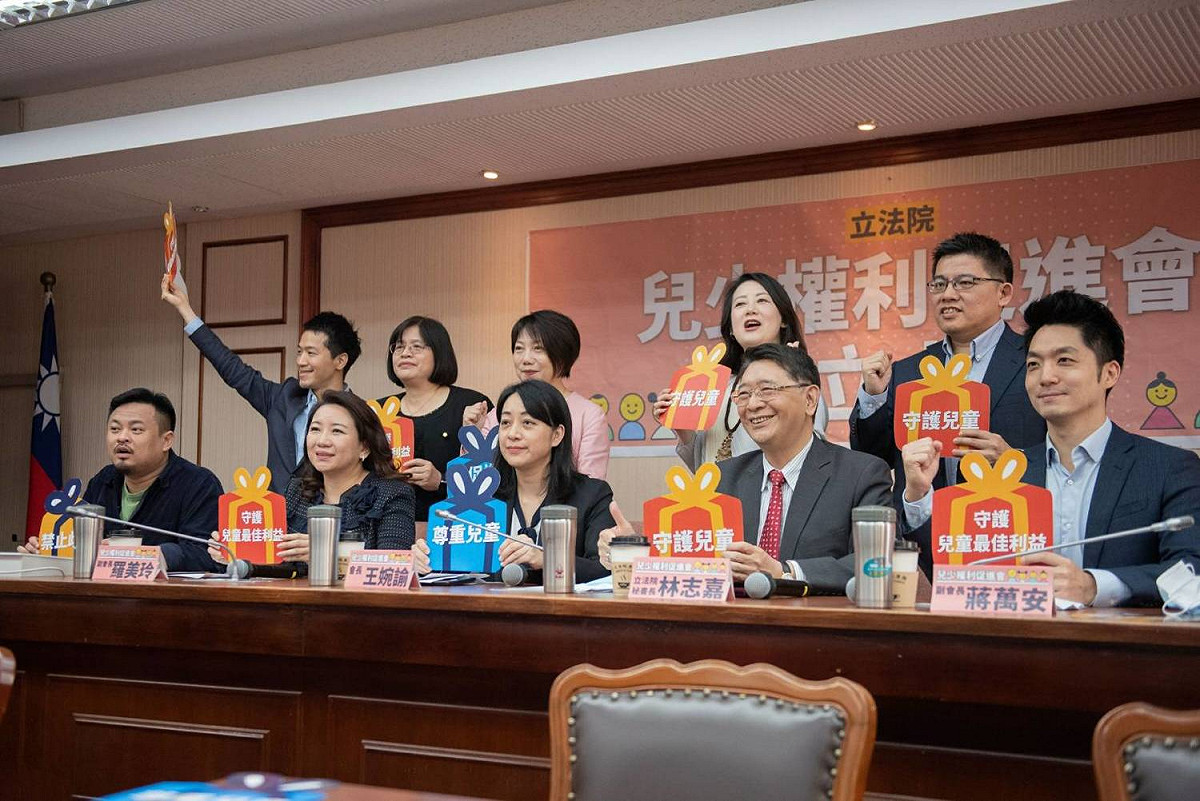 王婉諭今日上午在立法院舉行「兒少權利促進會」成立大會，邀請立法院秘書長林志嘉與逾20位跨黨派立委與會。 圖：王婉諭辦公室／提供
