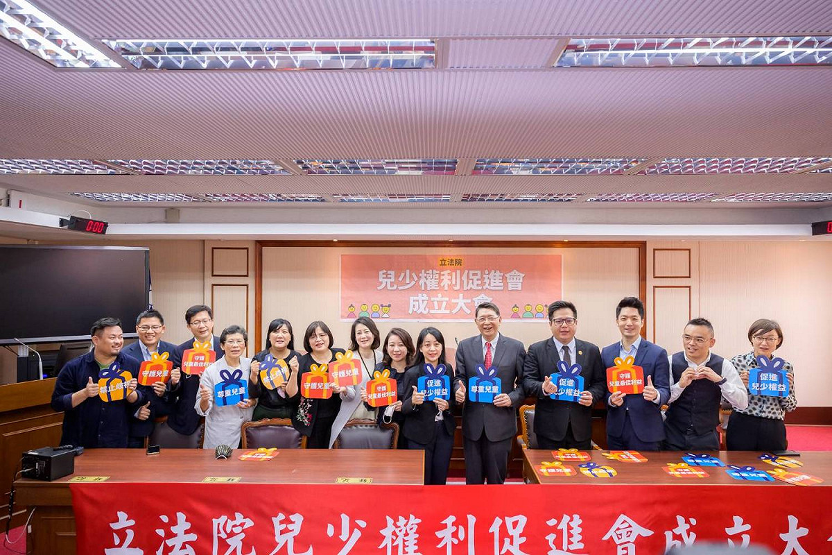 王婉諭今日上午在立法院舉行「兒少權利促進會」成立大會，邀請立法院秘書長林志嘉與逾20位跨黨派立委與會。 圖：王婉諭辦公室／提供