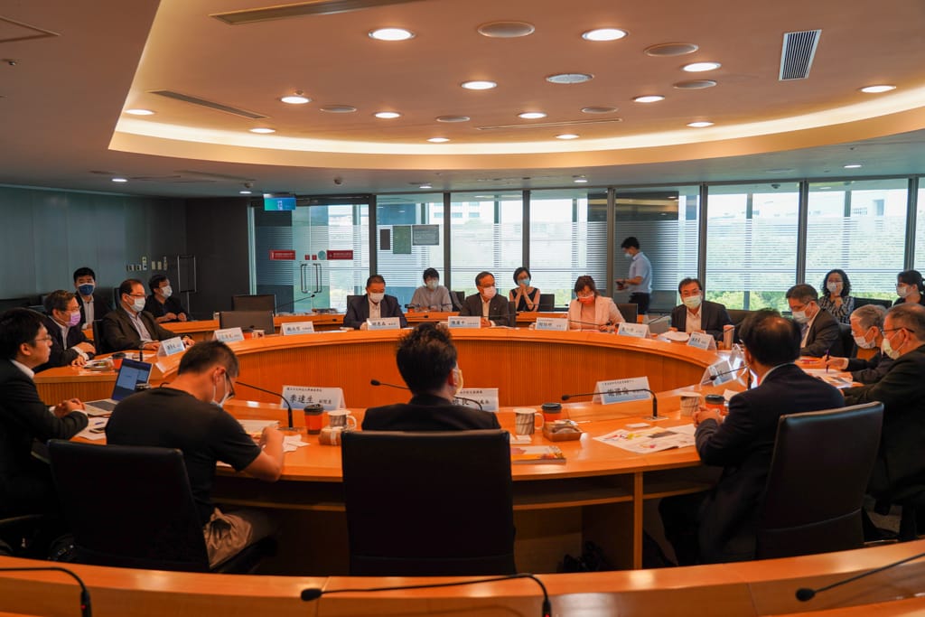 新北市政府舉辦「新北市2030年產業政策發展願景」專家學者座談會，透過匯聚各界能量，讓新北產業蓬勃發展。 圖：新北市經發局提供