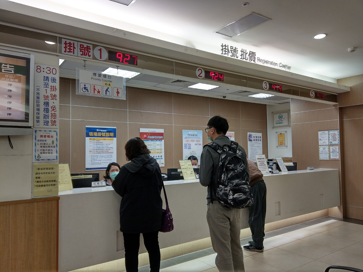 重症醫師陳志金發布「領藥十不」指南，指出民眾領藥常見錯誤，如未繳費、催促藥師等，呼籲尊重醫療流程，共創友善就醫環境。(圖為民眾至批價櫃抬繳費示意) 圖：新北市衛生局／提供